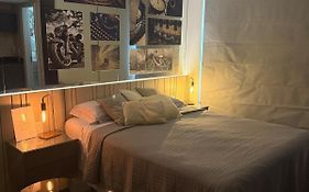 Stylish & Cozy Central Studio